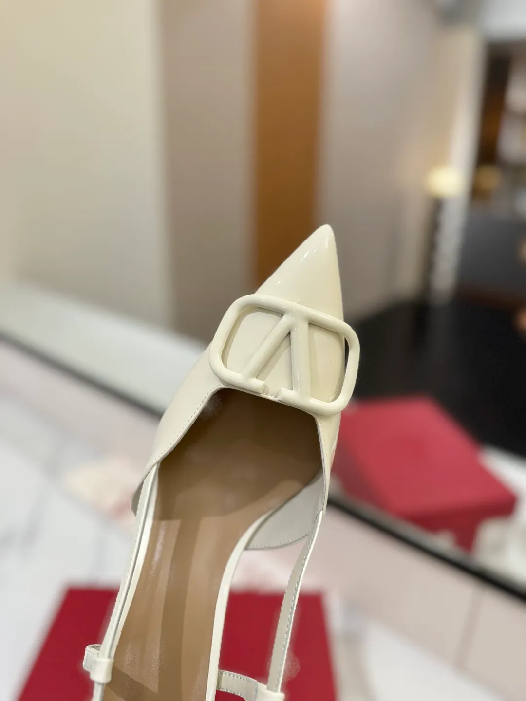 💕💕Factory direct selling price p520💕💕 Valentino launches a new series of sandals, sandals with pointed toe V-buckle sandals. The upper part of the foot is very pedicure-like. The key point is that it is very good and easy to control. It does not grind or tire your feet. It is a walking artifact! Metal VLOGO diamond buckle elements, full of high-end sense! It became sweet instantly.  The avant-garde VLOGO SIGNATURE shoe series interprets VALENTINO GARAVANI's candid attitude. Valentino Garavani V logo back hollow sandals with VLogo Signature decoration, platinum tone VLogo Signature decoration! Upper: imported patent leather Lining: imported goatskin Outsole: Italian leather outsole Heel height: 8cm Size: 35-39 (34-40-41-42 customized size)